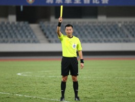 进攻有利后还能给黄牌吗,裁判如何掌握有利原则,哪些犯规必须吹停？