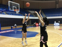 女友在眼前篮球,女友投篮如何准,看球时怎么互动,陪练篮球要注意什么