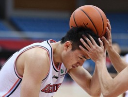 篮球碰头,篮球碰头后头晕怎么办,篮球头部撞击如何急救,篮球碰头症状判断