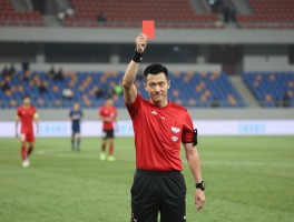 进攻有利原则红牌,什么情况判罚有利,VAR如何改变判罚,红牌降格黄牌条件