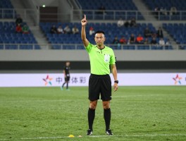 主裁有利进攻的吹罚,什么是进攻有利原则,正确手势是什么,何时回溯判罚