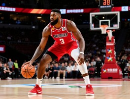 中锋亚当斯为什么被称为火箭最超值签约,前场篮板能力如何,传统中锋在小球时代如何生存