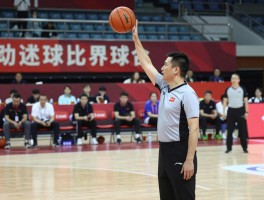 篮球出界球裁判手势,如何正确判罚,裁判执行步骤是什么,常见错误有哪些？