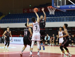 篮球一传,如何快速发动快攻？关键技巧有哪些？怎样避免常见失误？