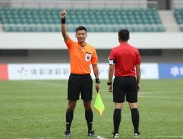 足球比赛边裁分别负责丨边裁判罚越位技巧,旗语如何解读,与主裁判如何配合