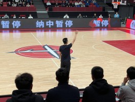 篮球中暂停丨一场比赛能叫几次暂停,什么时候叫暂停最有效,教练如何布置战术