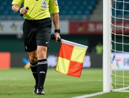 边裁运旗，旗语信号如何准确判罚越位，怎样避免争议判罚案例