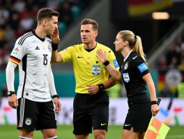 德甲球员摸边裁,球员为何骚扰边裁,德国足协如何处罚,女裁判如何应对骚扰