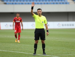 足球进攻有利手势,裁判怎么判进攻有利,什么时候吹回来,有利手势怎么做标准