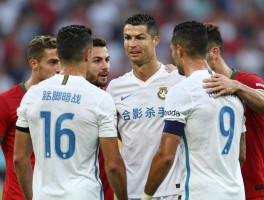 踮脚暗战,C罗为何成“合影杀手”，球员合影小心机,背后有哪些团队秘密？