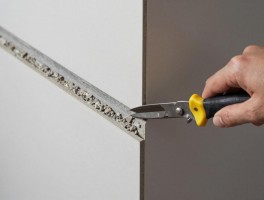 墙砖边条裁四十五度角怎么操作,用什么工具切割,如何避免崩瓷