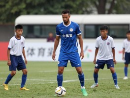 中锋佩莱技术特点是什么,如何在比赛中发挥支点作用,对青年球员有何启示