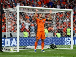 荷兰人点球,为何成为足坛梦魇,魔咒从何时开始,如何影响大赛战绩