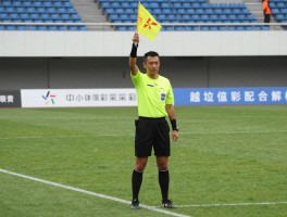 足球边裁举旗全解析：旗语暗号,越位判罚,边裁职责与裁判配合技巧