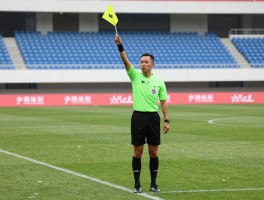 角球发给边裁是什么意思,边裁判罚角球的旗语图解,角球规则有哪些注意事项