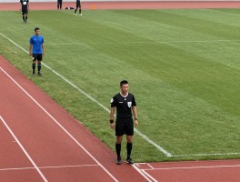 足球边裁移动区域,边裁活动范围有多大,边裁如何沿边线移动,边裁跑位技巧图解