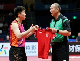 边裁交换球衣,为何引发争议裁判索要球衣合规吗中立性如何保障