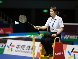 羽毛球边裁的位置,如何判断界内界外,单双打职责有哪些