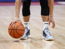 篮球走步是什么意思,如何判断走步违例,中枢脚怎么判定,走步和二次运球的区别