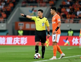 鲁能vs重庆边裁,如何正确看待边裁判罚，边裁的关键判罚案例，足球比赛边裁职责解析