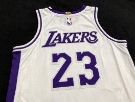 湖人球员和球衣,球衣退役规则是什么,现役球员如何选择号码,球衣设计有何变化？