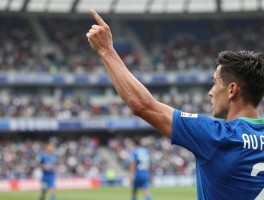 一只手臂越位是什么意思,手臂超出算越位吗,VAR如何判断手臂越位,越位看手臂吗