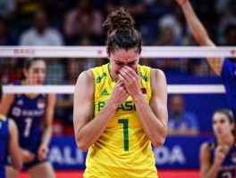 巴西女排球员赛后发火，为何赛后痛哭，输给意大利原因是什么，关键分怎么把握