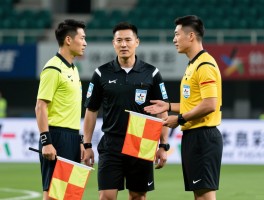 边裁的最佳配合,如何避免越位误判,主裁边裁沟通技巧,旗语暗号如何使用