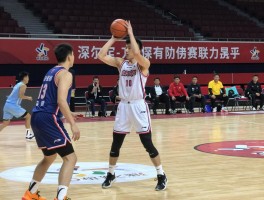 篮球如何晃肩丨晃肩突破技巧,如何快速晃动,怎么结合变向