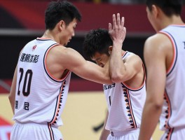 肘击挡拆球员是什么意思，篮球比赛中肘击挡拆是否犯规，如何正确防守挡拆避免肘击