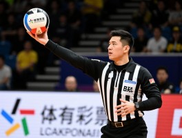 边裁手抛球犯规判罚标准,正确姿势是怎样的,哪些动作会被吹罚