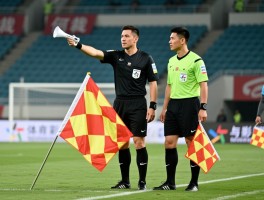 边裁如何吹,判罚越位怎么判断,旗语信号有哪些,与主裁判如何配合