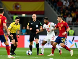 西班牙围攻边裁战术解析：VAR如何改变攻防，裁判压力如何应对，球员冲突如何判罚