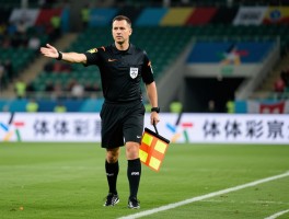 边裁提示主裁丨判罚异议如何处理,越位判罚为何改判,边裁权限有多大