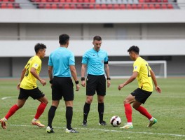 有利进攻后又判了任意球，裁判如何掌握有利原则,什么情况下补判犯规,VAR会介入吗