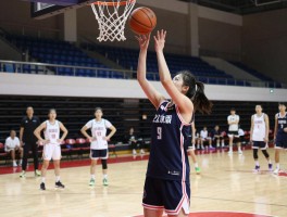 美女投篮球,如何兼顾美感与技巧,训练方法有哪些,知名球员盘点