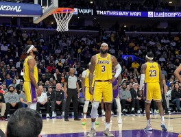 湖人球员回洛杉矶，背后故事与赛季展望，交易传闻如何影响球队化学反应？