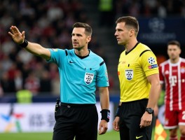 拜仁边裁,VAR技术,裁判争议,欧冠判罚，如何看待科技与人为判罚的平衡