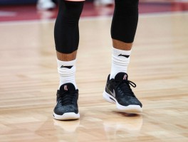 走步是什么意思在篮球中,如何判断走步违例,中枢脚怎么确定,常见的走步情况有哪些