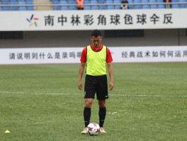 请说明什么是角球,判罚条件有哪些,规则执行要点是什么,经典战术如何运用