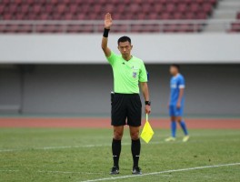 足球边裁发现犯规,怎么举旗示意,主裁会采纳吗,判罚范围有哪些