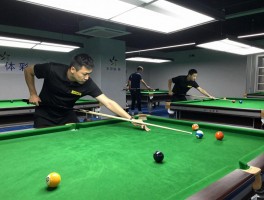 什么是甩杆台球技术犯规,甩杆和连击推杆区别,台球甩杆动作规范,怎样避免甩杆犯规