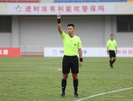 足球进攻有利能吹暂停球吗,进攻有利原则如何应用,裁判何时吹停比赛？