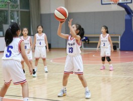 篮球小女孩,几岁开始训练合适,如何培养篮球兴趣,未来有哪些发展路径