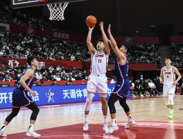 篮球是进攻方有利还是防守方有利,攻防转换节奏,战术博弈关键,赢球真靠防守吗