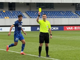 足球进攻有利不犯规，裁判如何掌握有利原则，进攻有利后还补黄牌吗，VAR会介入吗