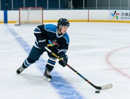 冰球的越位线是什么意思,冰球蓝线越位怎么判定,越位判罚标准是什么