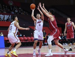 篮球移动拆挡是什么意思,移动拆挡犯规如何判罚,如何正确执行挡拆战术