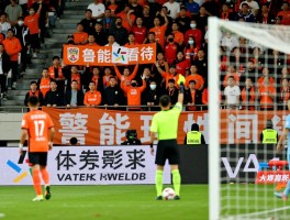 鲁能球迷对国安点球，判罚争议为何频发，VAR技术如何影响判罚，球迷如何理性看待