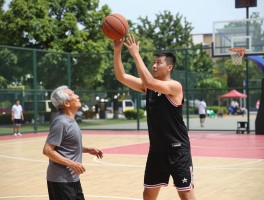 假扮老人打篮球违法吗,德鲁大叔是怎么火的,国内有哪些模仿案例